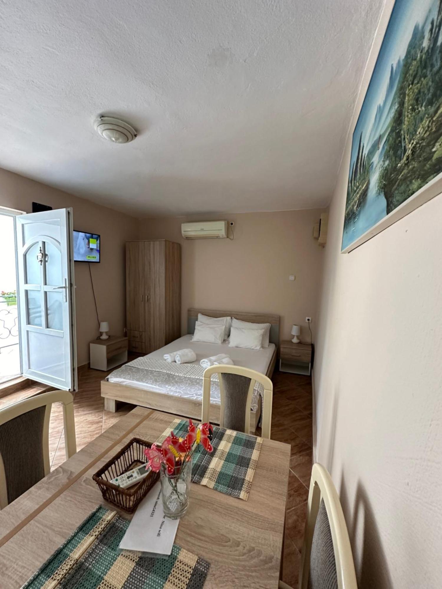 Apartman Nina Risan Exterior photo